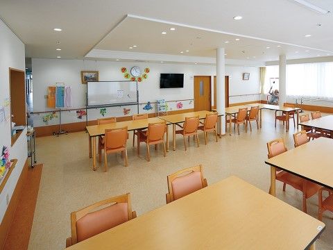 きっちりと並べられたテーブルがある広々としたリビング