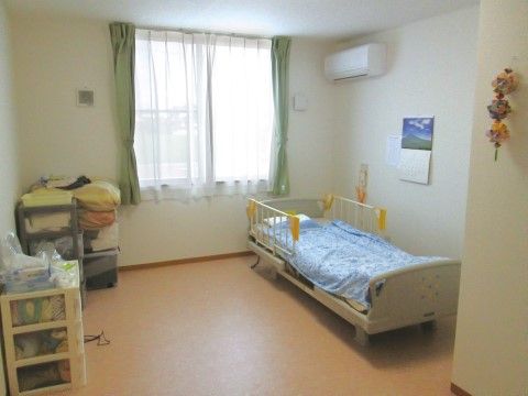 エアコンが完備された居室には、窓や介護用ベッドが設置されている。お好きな家具を置かれ、ご自宅のようにお過ごしいただける。