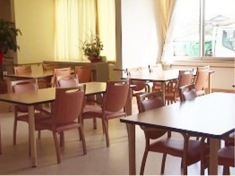 窓から陽射しがたっぷり入り、木目調を基調とした食堂には、ゆったりとした4人掛けテーブルセットが設置されている。