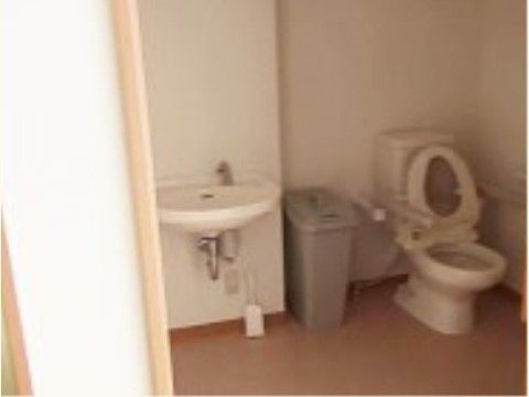 トイレはスペースが確保され、手すりやセンサー付き洗面台が設置されている。安全に移動ができ、洗面台は手を触れずに手洗いができ感染予防になる。
