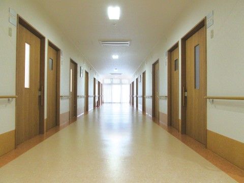 居室前の廊下は、見通しが良く幅広く設計されている。車椅子をご利用の方同士のすれ違いも安全でスムーズである。