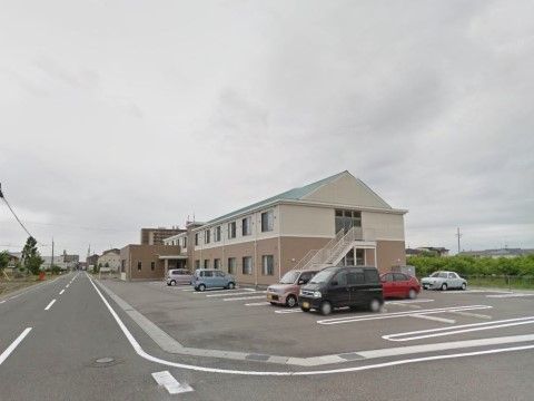 施設はのどかな地に立地していながらアクセス良好な環境である。駐車場を完備し遠方のご家族様にもお越しいただきやすい。