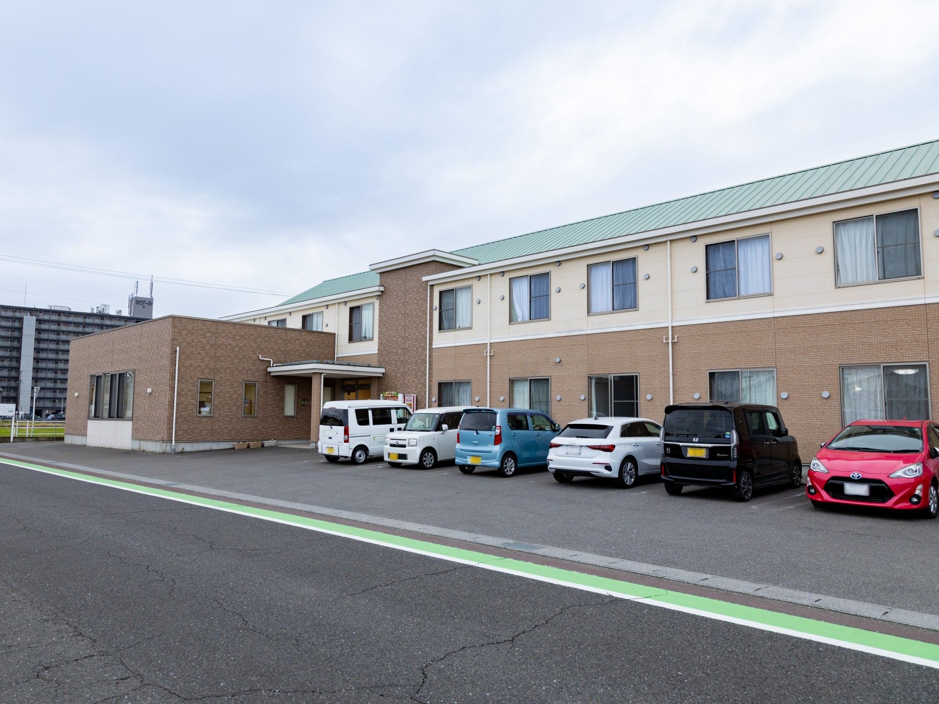 ゆったり駐車場のある建物