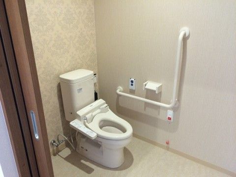 「やさしい手シニアリビングやさしえ細江」手すり付きのトイレは動作の負荷を軽減致します。
