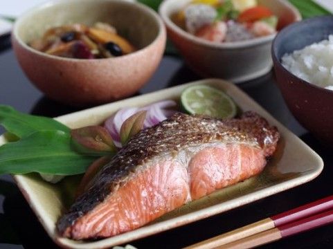 「やさしい手シニアリビングやさしえ細江」お食事例としての焼鮭定食です。