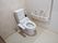 花柄の壁紙が高級感をかもし出しているトイレである。ナースコールや手すり、温水洗浄便座を完備している。