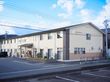 ２階建ての大規模な建物である。敷地は広く、駐車スペースは車椅子専用と一般、バイクで３分割されている。