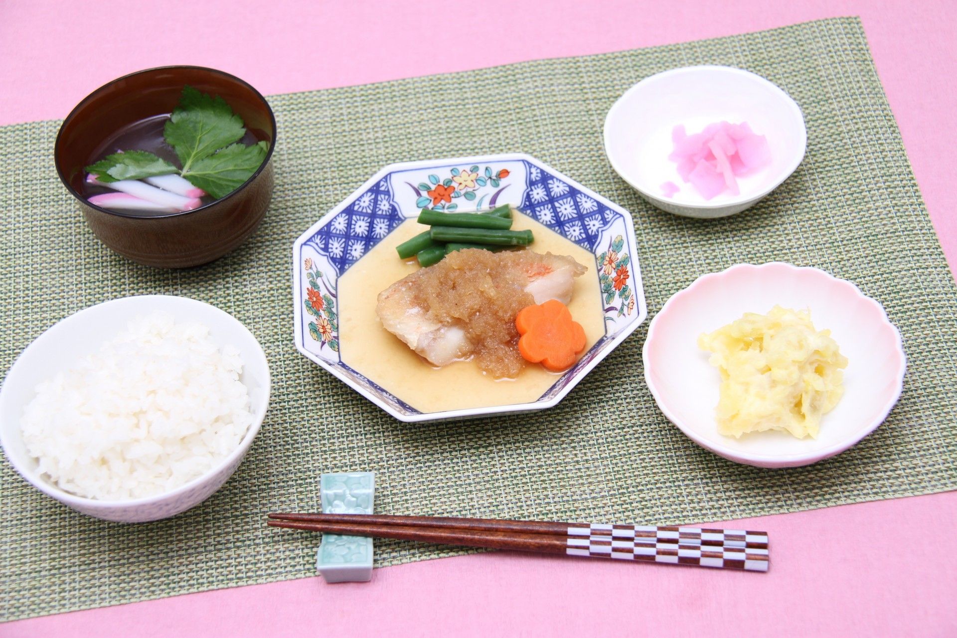 「やさしい手シニアリビングやさしえ細江」食事の一例としての唐揚げ、炊き込みご飯、お野菜とマンゴープリン