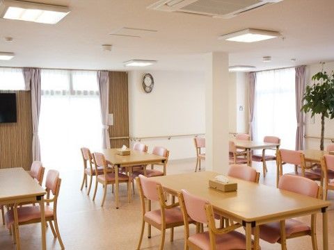 「やさしい手シニアリビングやさしえ高丘」お食事を召し上がっていただくダイニングにはいくつものテーブルが設置されています。