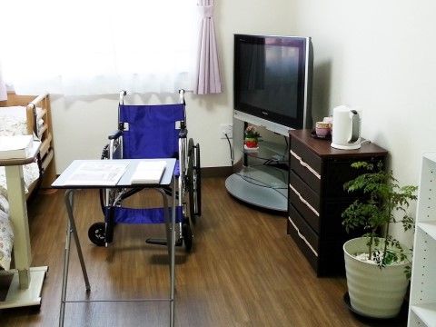 「やさしい手シニアリビングやさしえ高丘」居室にはテレビや収納など、お気に入りのものをお持ち込みいただけます。