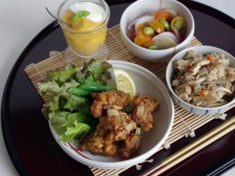 「やさしい手シニアリビングやさしえ高丘」お食事例としての唐揚げ