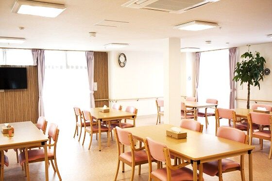 「やさしい手シニアリビングやさしえ高丘」やわらかい雰囲気の室内