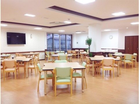 「エターナル瓜破西」テーブルがいくつも置かれた食堂