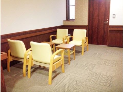 「エターナル瓜破西」イスが置かれた談話スペースでは入居者様どうしの会話をお楽しみ下さい。