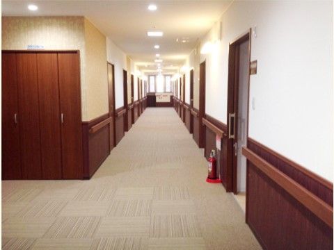 「エターナル瓜破西」手すりがもれなく付けられた廊下