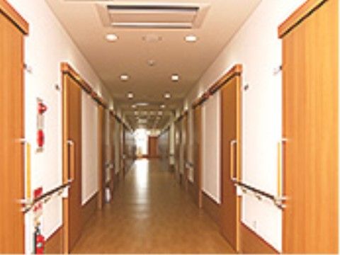 廊下は幅を広く取ってあるため、車椅子をご利用の方もストレス無く移動ができる。壁に手すりが設置されている。