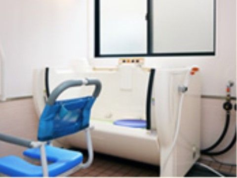 入浴するのにサポートが必要な入居者様も、快適に利用できる特殊浴槽を用意している。毎日清潔に過ごしていただける。