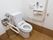スペースを広く取った車椅子対応トイレである。L型と可動式手すりや呼び出しボタン、温水洗浄便座が完備されている。