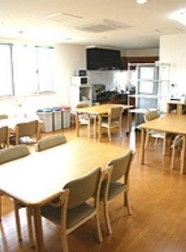 食堂には複数のテーブルと椅子が並べられている。車椅子をご利用の方がスムーズに席に着けるように、一部には椅子は置かれていない。
