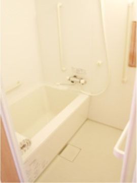 洗い場と浴槽が分かれている。洗い場には鏡があり、浴槽側の壁側には縦型と横型の手すりが取り付けられている。