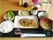 黒のお盆にバランスよく料理が並べられている。本日のメニューは和食で種類が豊富。栄養バランスを考慮している。