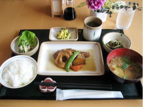 色どりや栄養バランスに配慮された旬の食材を取り入れたお食事