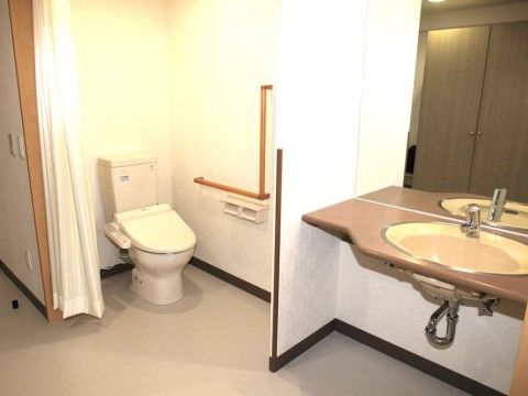 トイレと洗面台は、効率的に移動できるよう配置されている。洗面台は車椅子をご利用の方も、快適に使用できる設計である。