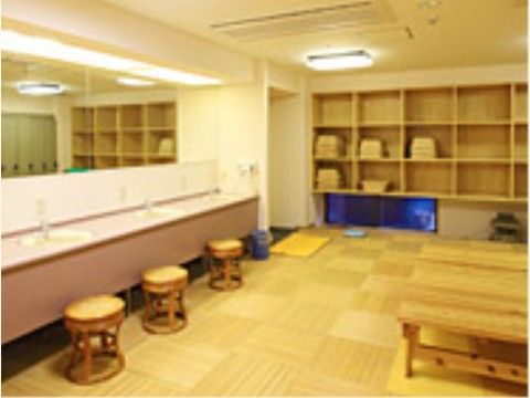 入居者様同士が快適に過ごせるよう、衛生面に気を遣っている。脱いだ衣類などを入れるカゴが複数置かれている。