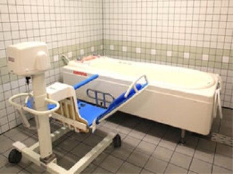 自力での入浴が難しい入居者様には、介護入浴機器を使って入浴をおこなっている。足を伸ばして湯船に浸かることができる。