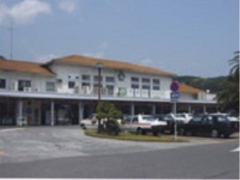 施設から歩いてすぐのところに駅がある。バスやタクシーも利用でき、交通の利便性がよい場所に立地している。