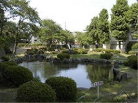散歩コースにも最適な公園が近くにある。きれいに整備された緑地や池を眺めながら、癒しの時間を過ごすことができる。