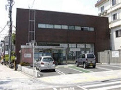 施設の近くに信用金庫がある。ブラウンの外壁が印象的。建物の前に駐車場が完備されており、出入りしやすい。