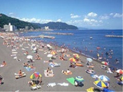 夏には海水浴を楽しむ多くの人たちが見られる。季節を問わず、壮大な海と青い空を眺めながら過ごせるスポット。