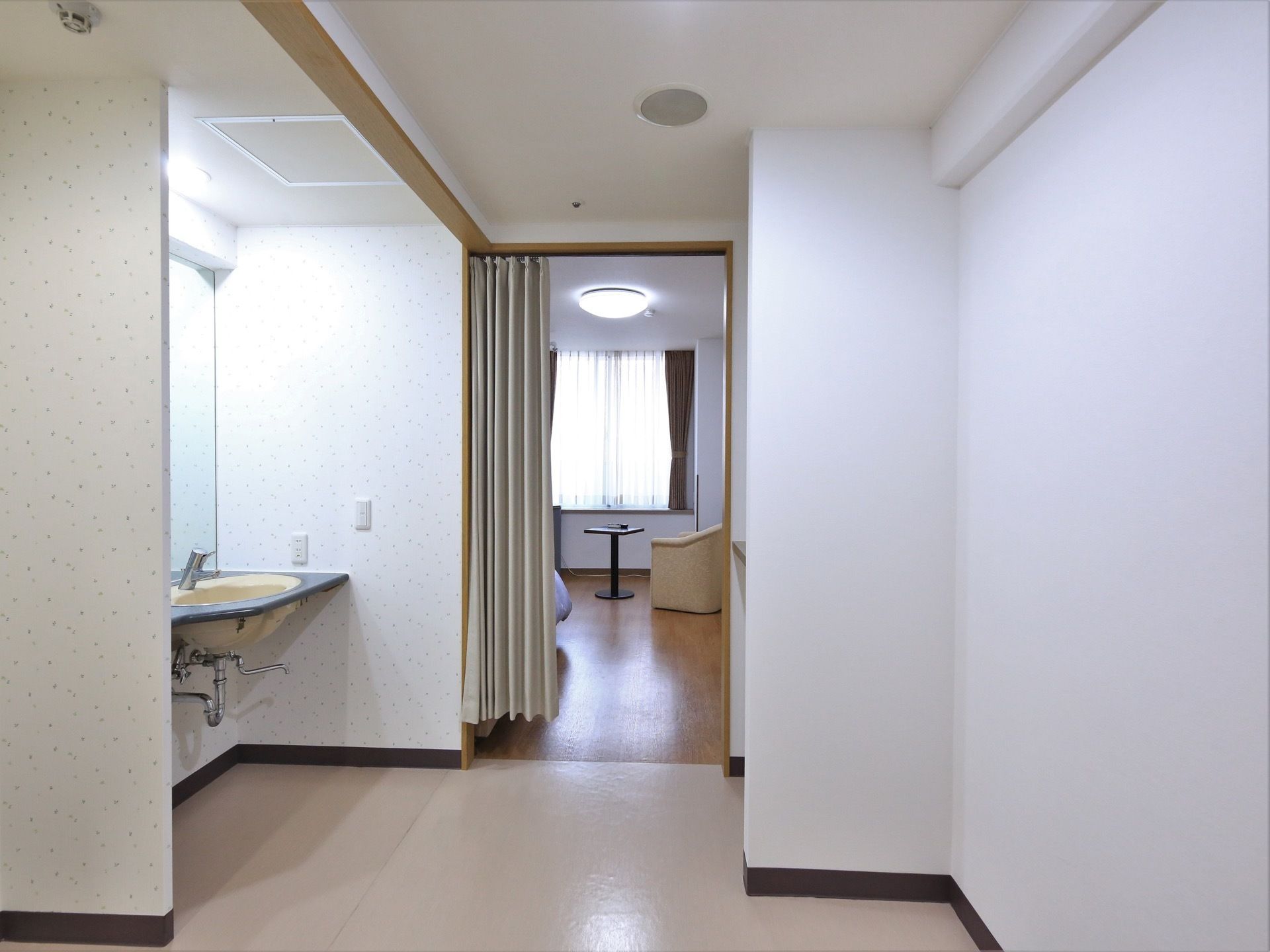寝室はカーテンで仕切れるようになっていて、入口から部屋の中が丸見えにならないようプライバシーが確保されている。