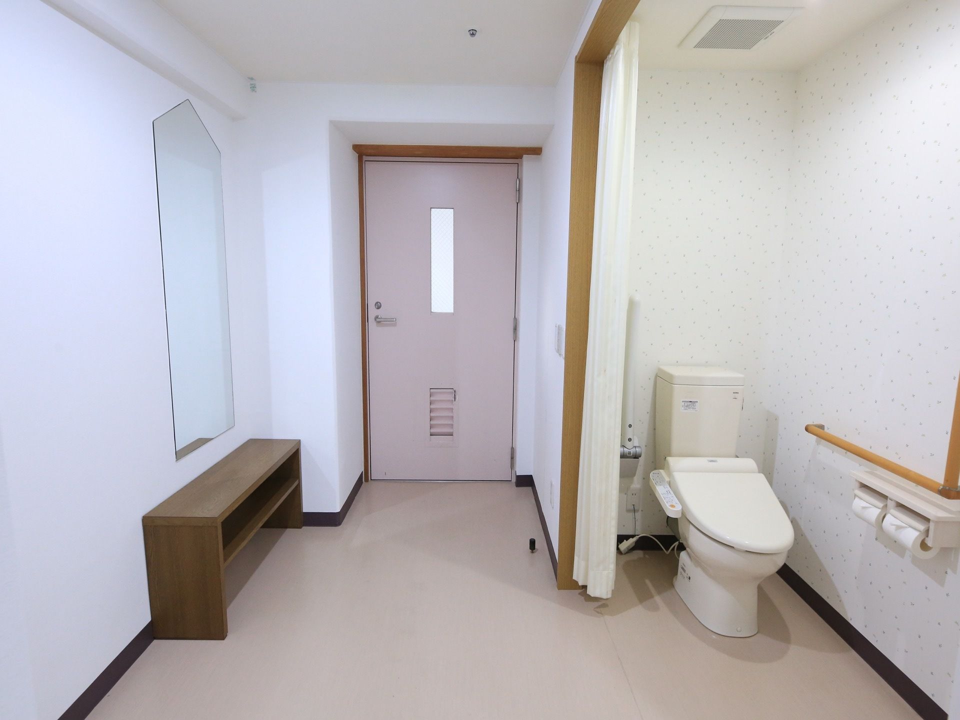 安全のため、トイレはドアではなくカーテンで仕切っている。ドアのそばに姿見が設置されていて、身だしなみを確認して出かけることができる。