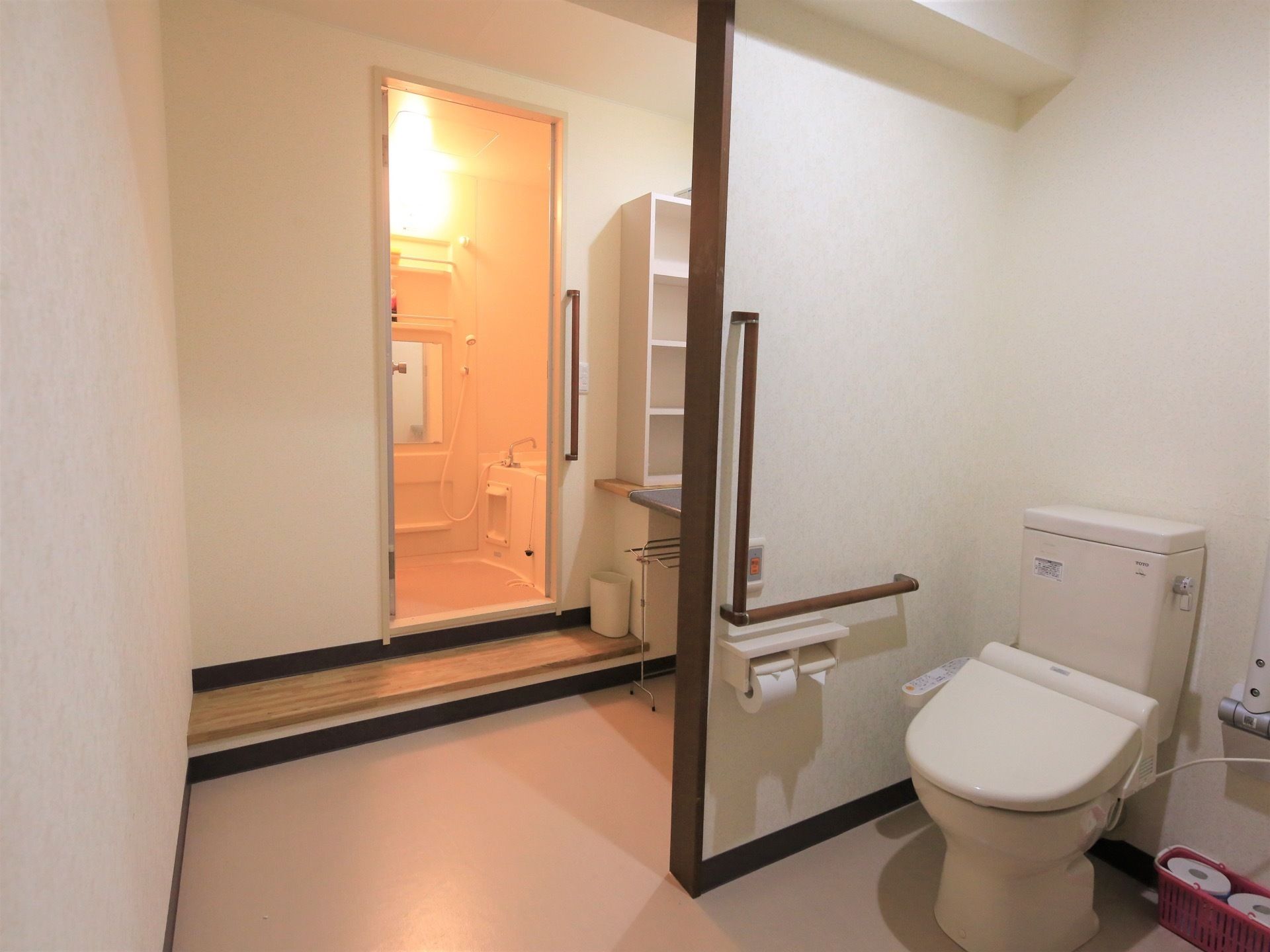 水廻りの設備を一か所に集約しているので、その分部屋を広く利用することができる。安全のため、あえてトイレは扉をつけない構造になっている。