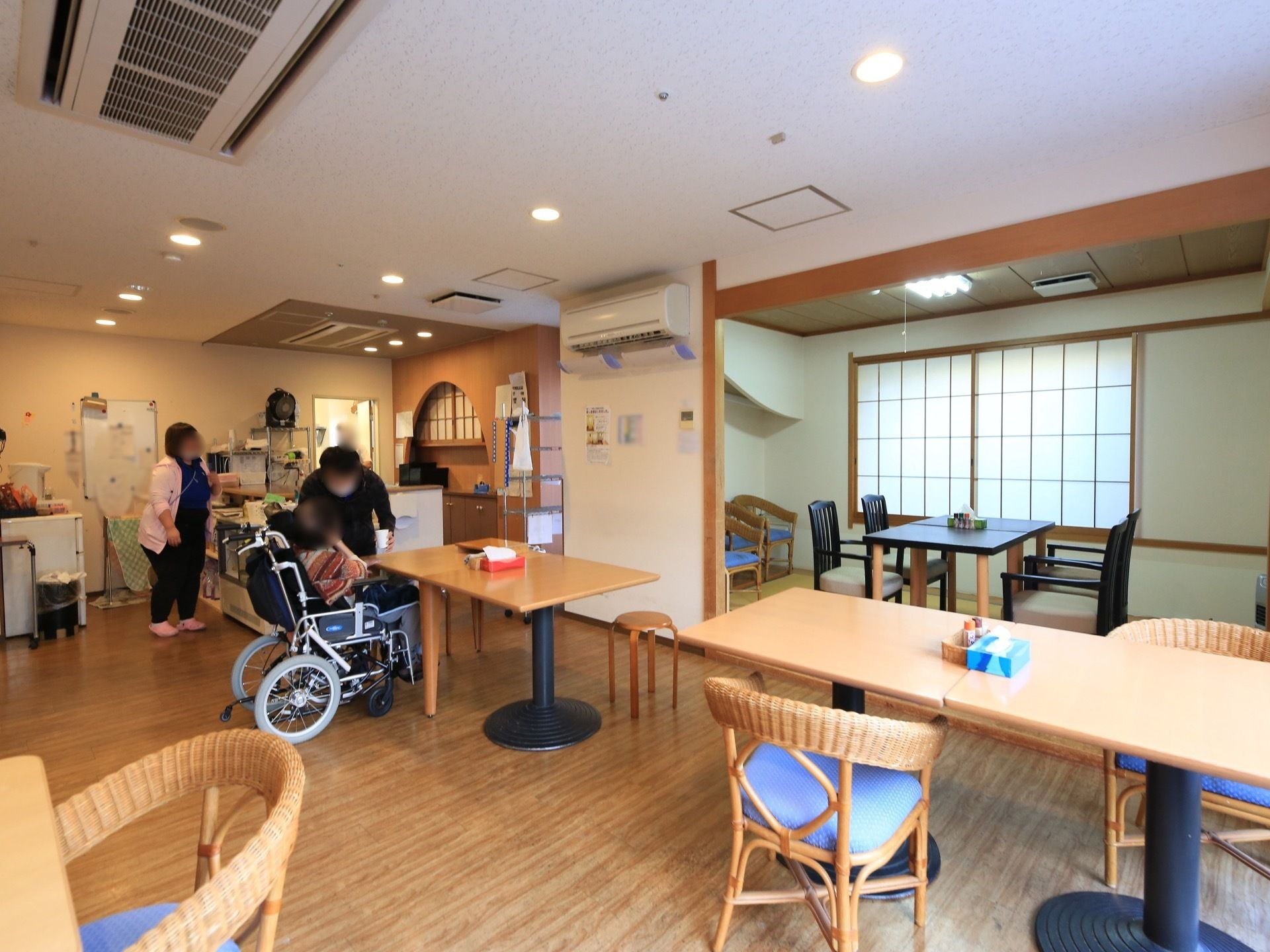 室内はダウンライトで照らされ、あたたかみのある雰囲気になっている。通路が広く設けているので、車椅子をご利用の方も移動することができる。