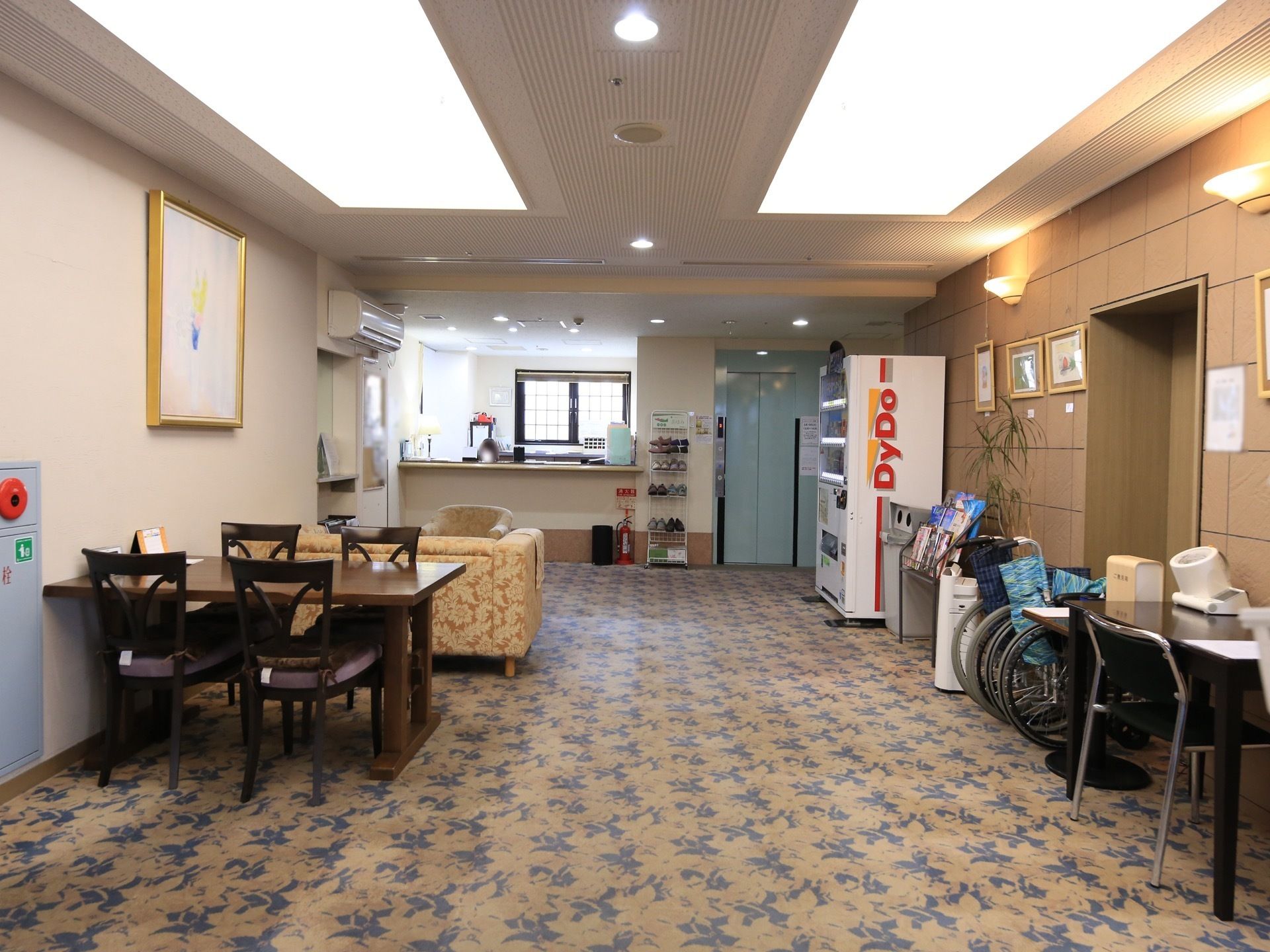 ロビーは明るく広々としていて落ち着いた雰囲気である。自由に利用できる血圧測定器や談話スペースが設けられている。