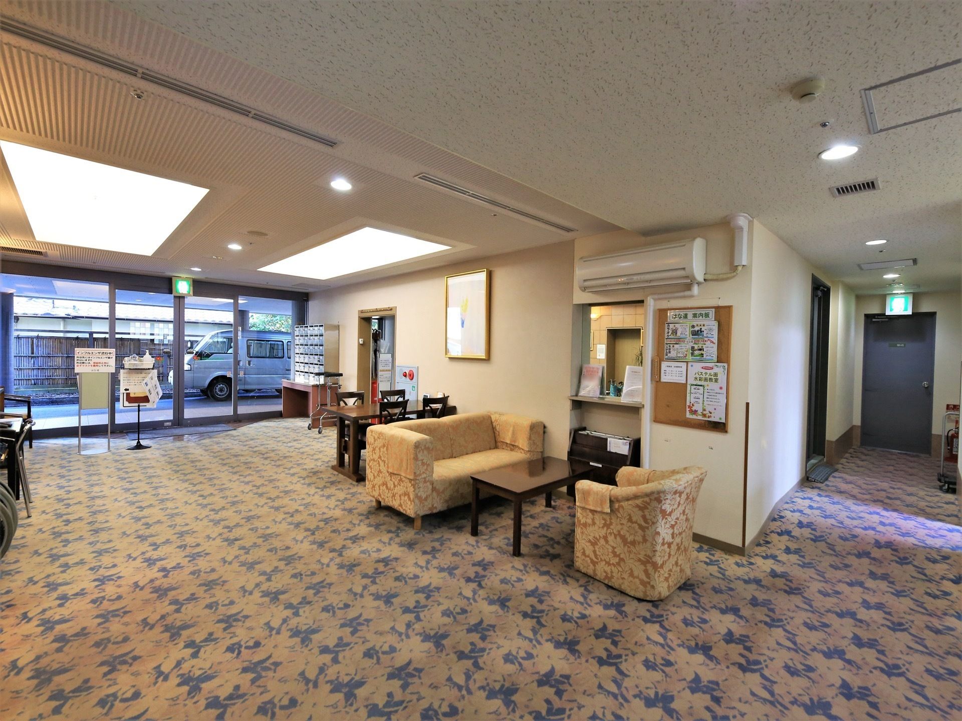 玄関のそばに、部屋ごとの郵便受けが設置されている。床には高級感のある絨毯が敷き詰められて、まるでホテルのような雰囲気である。