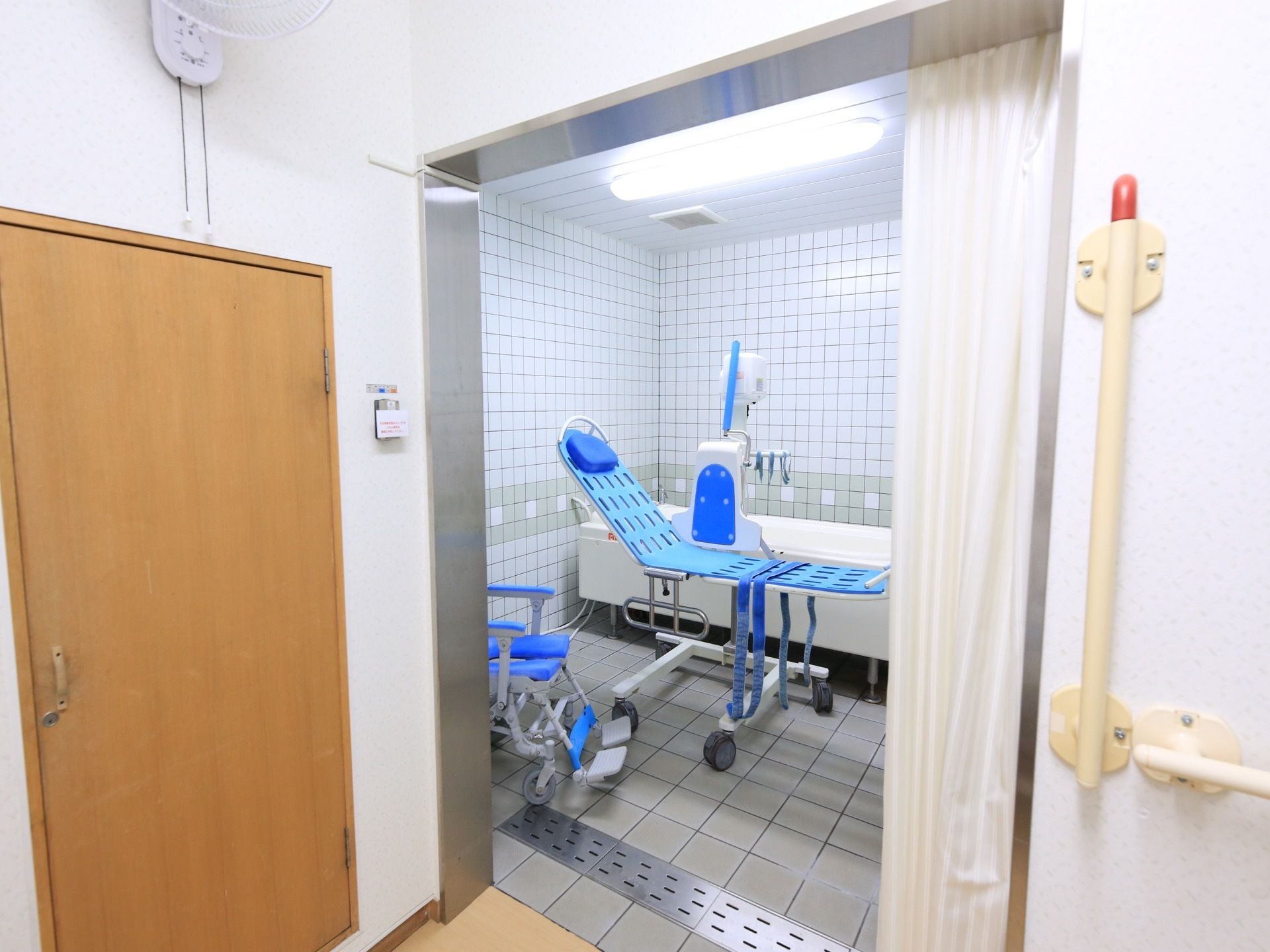 入居者様に安全にご利用いただくために、浴室はドアでなくカーテンで仕切るようになっている。床もバリアフリーで安全に利用できる。