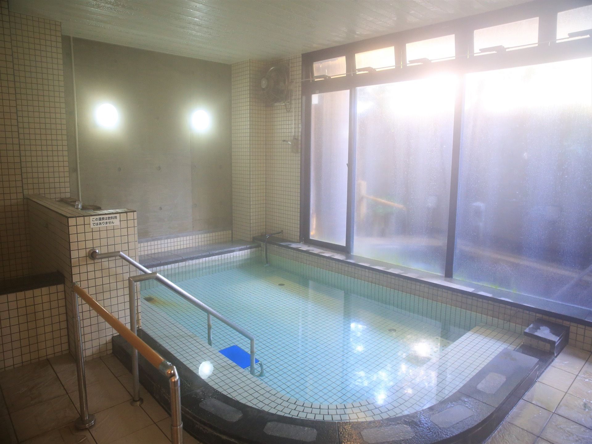 大浴室はその名の通り、大人数で利用できる広々とした造りになっている。かけ流しの温泉を毎日贅沢に利用することができる。