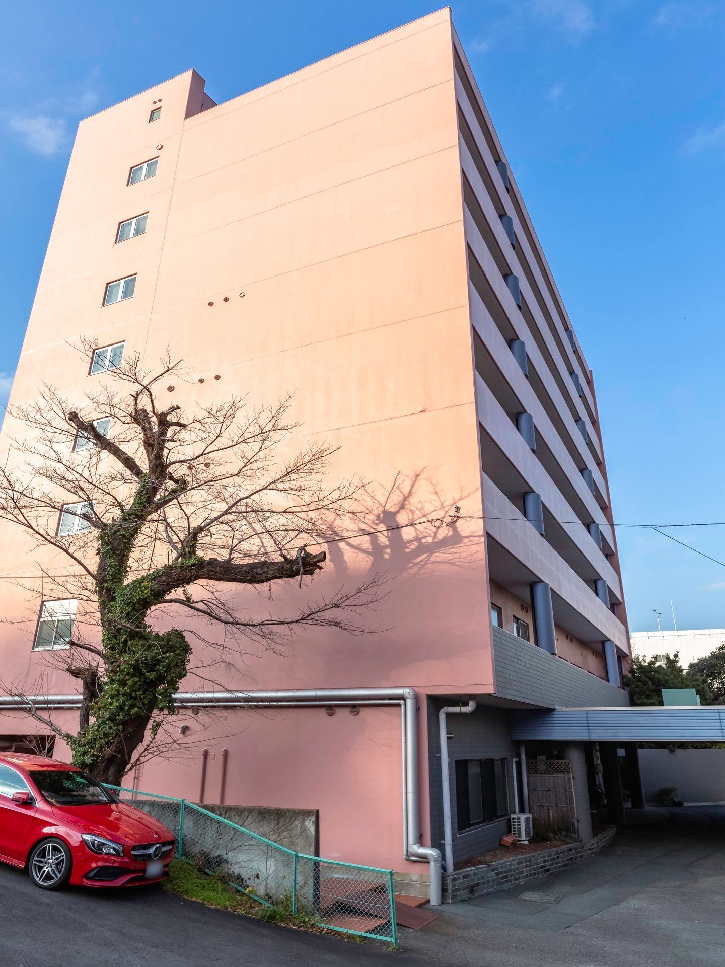 ８階建ての集合住宅のような外観で、１階のエントランスは車寄せになっている。周囲に視界を遮るような建物がないので、日当たりも良い。