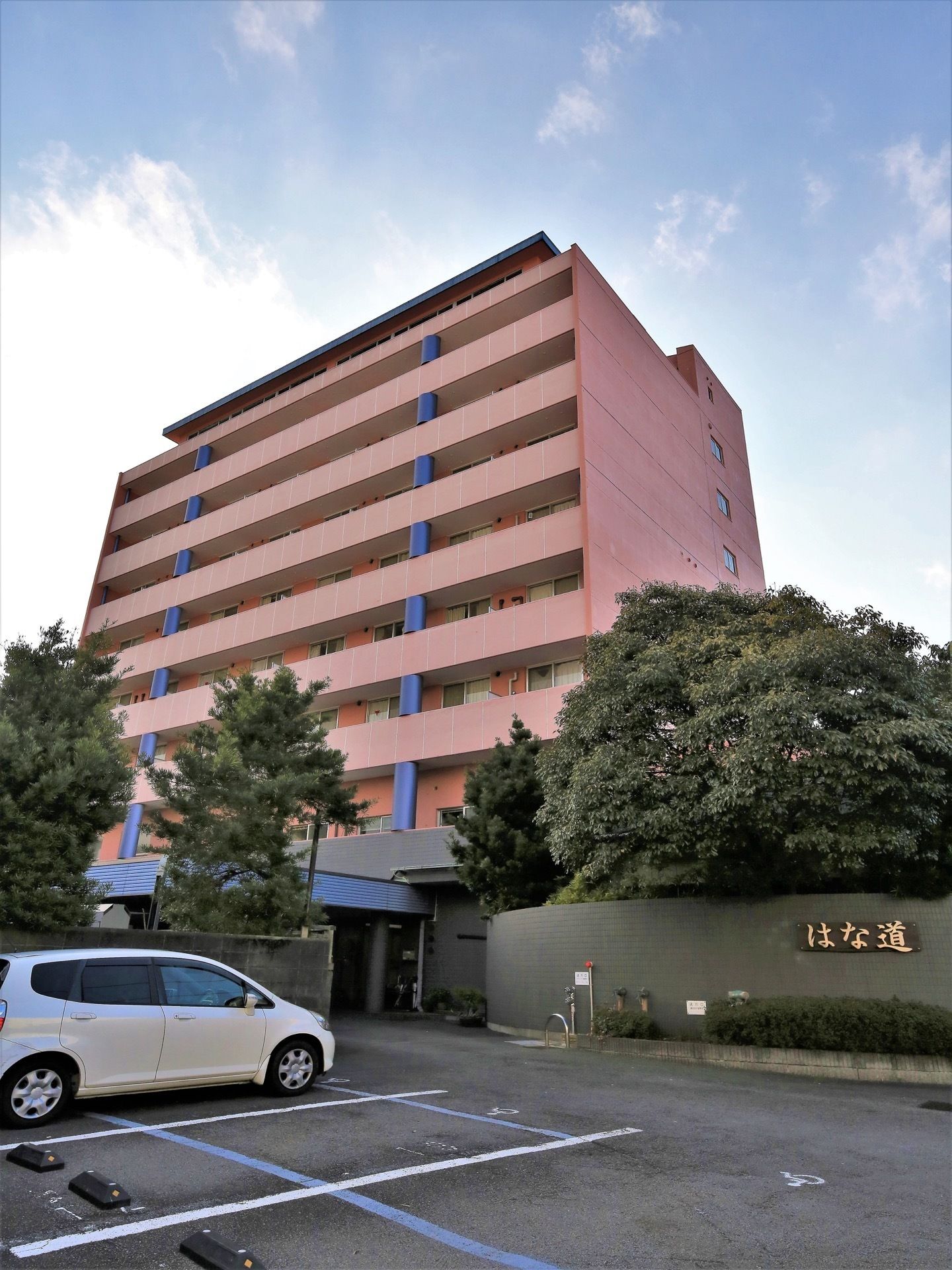 自然に恵まれ、温泉地という好立地に建てられた、赤い外壁が印象的な建物。展望フロアからは360度の大パノラマを楽しめる。