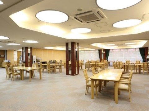 天井が高く、通路スペースも十分に確保されたダイニングルーム