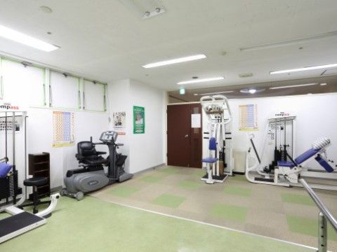 広いスペースに様々なトレーニング器具が設置された機械訓練室