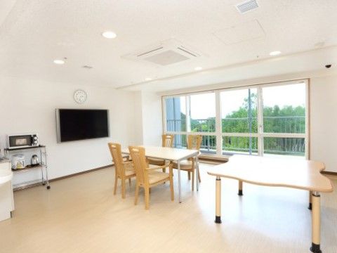 施設内には共用のフリースペースも完備してある。テーブルや椅子もあり、楽しく談笑できるほか、テレビ鑑賞も楽しめる。