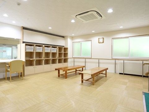浴室の着替えスペースはとても広々としており開放感にあふれている。ベンチも用意されているので、ゆっくり利用することが可能。