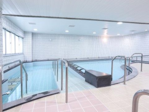 大浴場は天井が高いうえ、入浴できる浴槽がいくつかあり、とても開放感に溢れている。清掃も行き届いておりとても綺麗である。