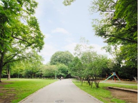 施設の近くには公園もあるなど自然豊かな立地になっている。レクリエーションのほかに、散歩にも利用できてとても便利である。