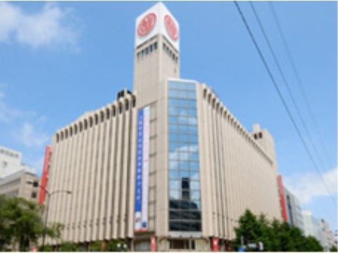 施設近くに買い物ができる百貨店もある。家族の面会時に一緒に買い物を楽しんだり、お土産を持っていく際にも便利。
